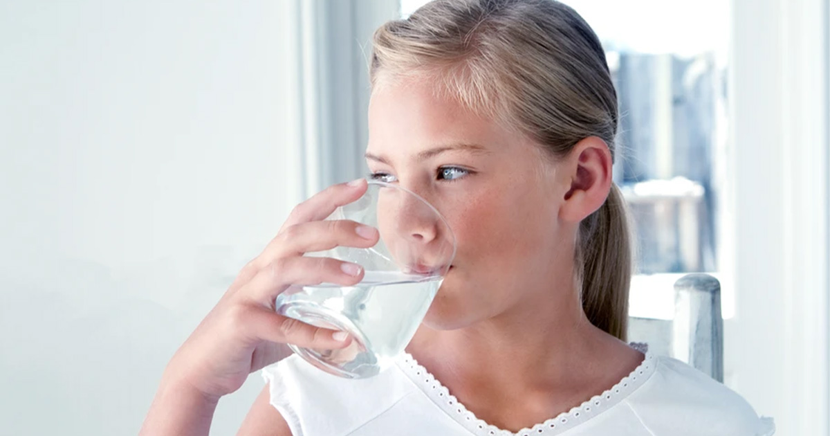 girl_drinking_water